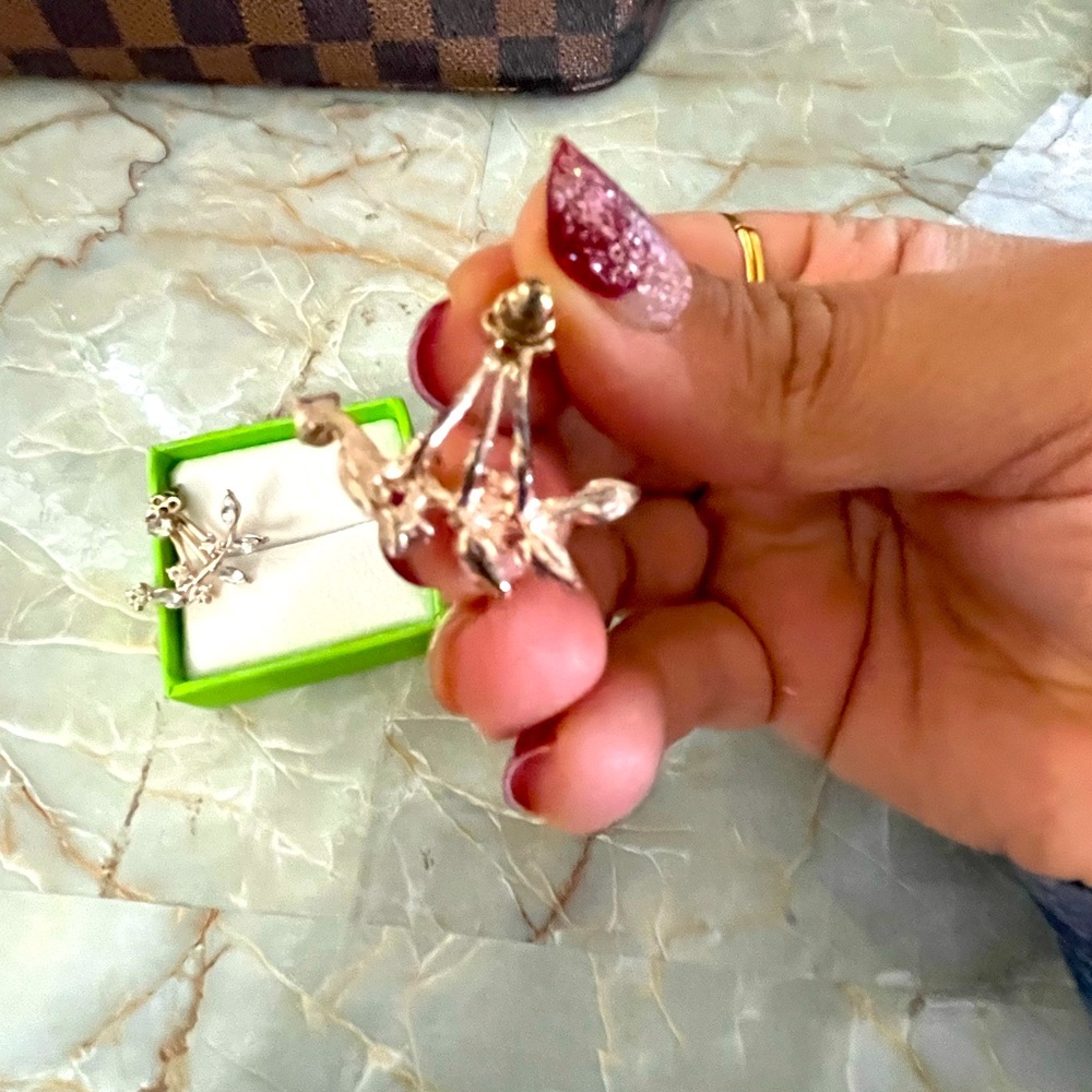 Ear lobe earrings in gold